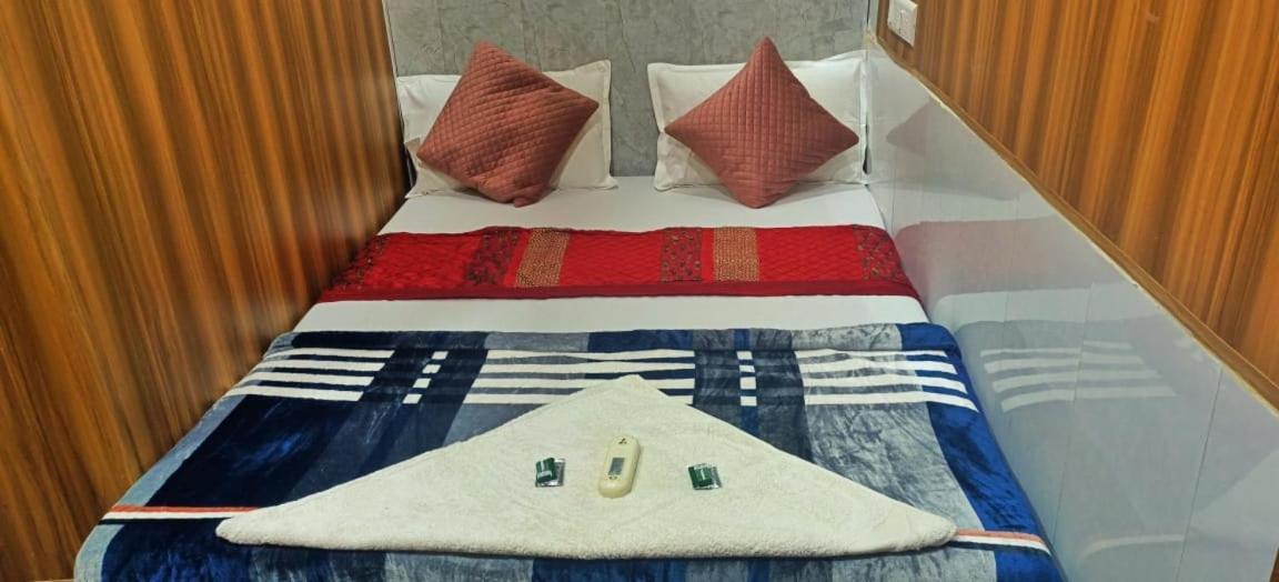 Amaan Hotel Mumbai  Buitenkant foto